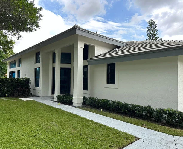 Painted Florida residence with white columns and light roof